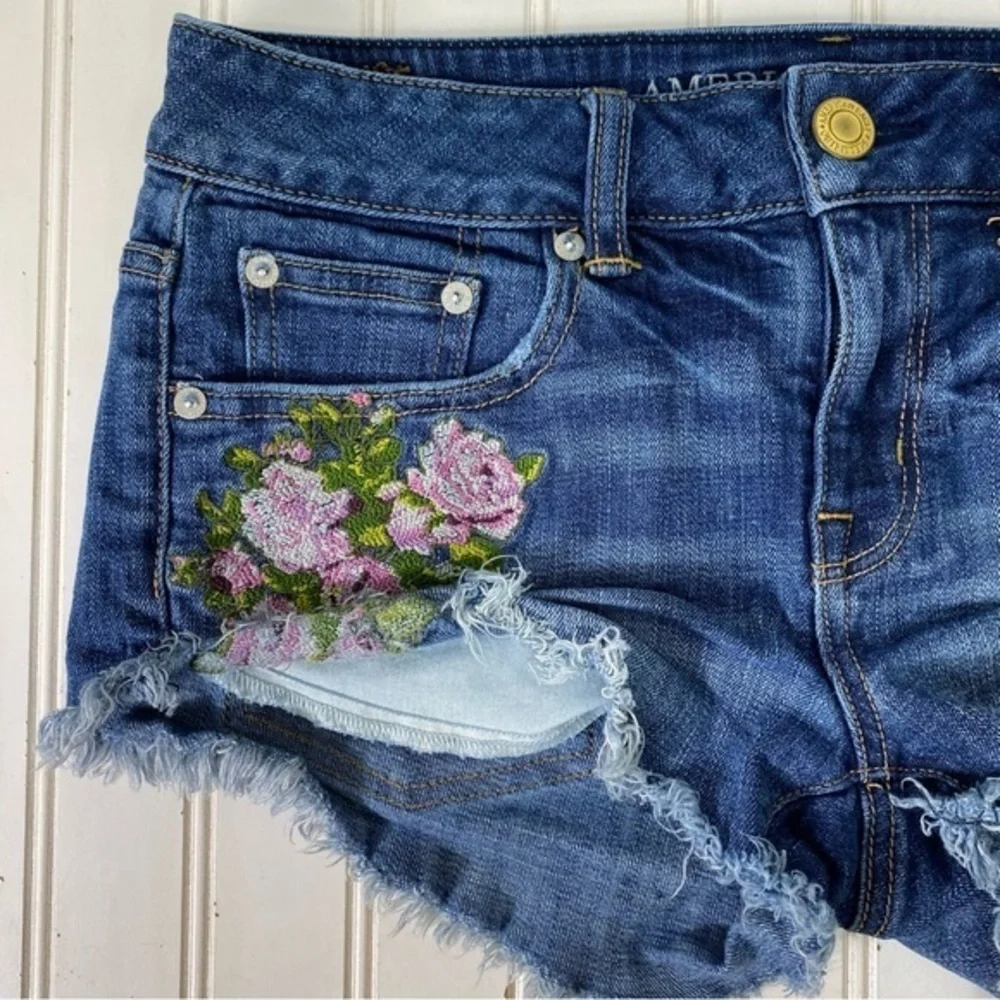 American Eagle Shorts Women's‎ 2 Jean Denim Embroidered Flowers - Picture 4 of 15